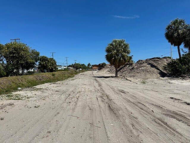 More Photos Of 1400-1480 W Blue Heron Blvd, Riviera Beach General Retail For Lease