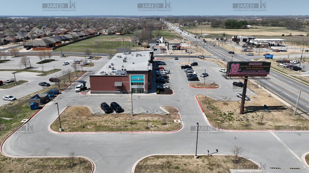 More Photos Of 1001 SW Regional Airport Blvd, Bentonville Freestanding For Lease