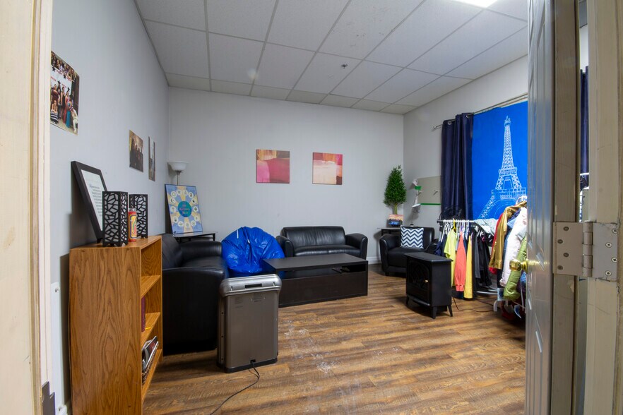 More Photos Of 138 James St N, Hamilton Storefront Retail Residential For Lease