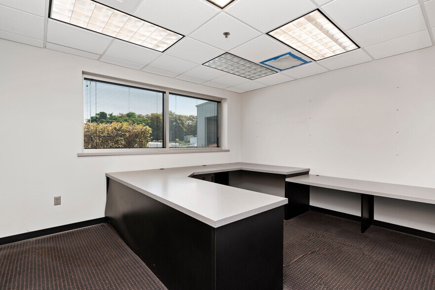 More Photos Of 1514 Commerce Ave, Carlisle Light Distribution For Lease