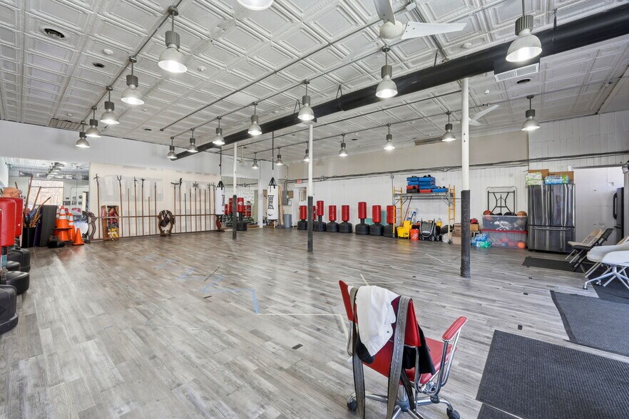 More Photos Of 3596 N Milwaukee Ave, Chicago Storefront Retail Office For Sale