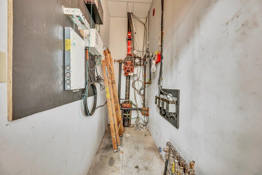 More Photos Of 401 Monroe Tpke, Monroe General Retail For Lease