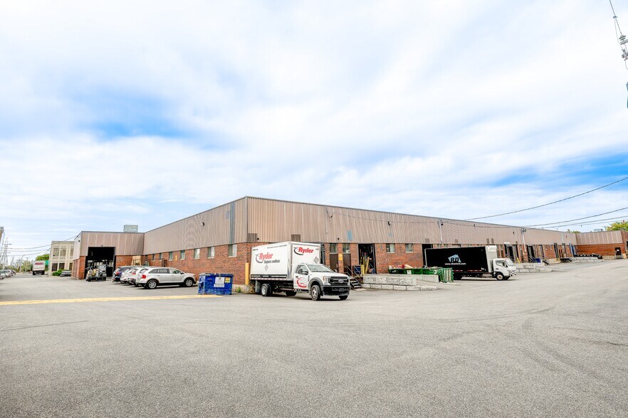 More Photos Of 341-371 Rue Isabey, Saint-Laurent Distribution For Lease