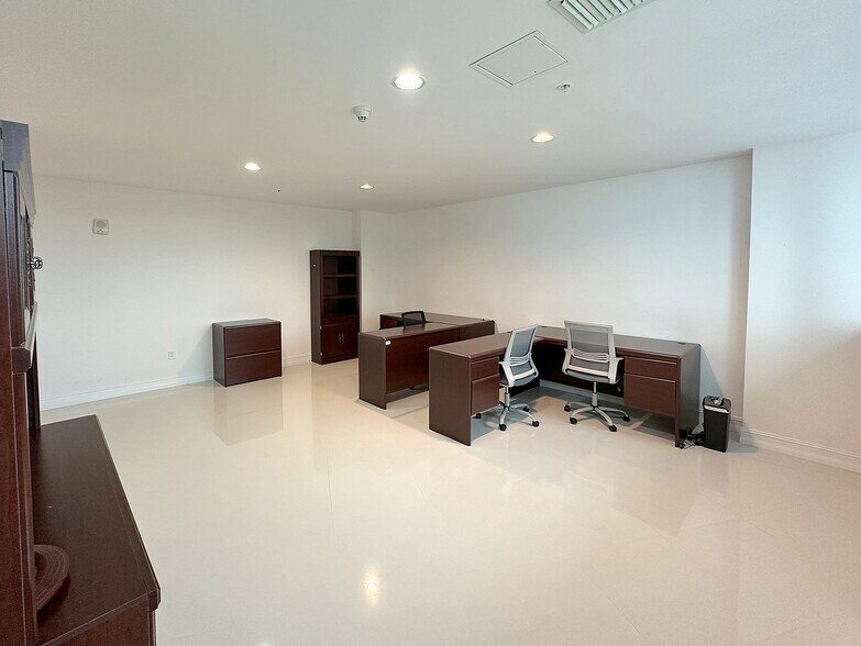 More Photos Of 900-990 Biscayne Blvd, Miami Apartments For Sale