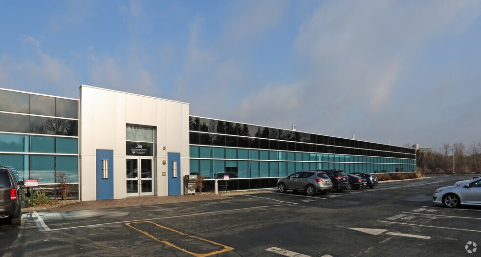More Photos Of 100 Sunnyside Blvd, Woodbury Office For Lease