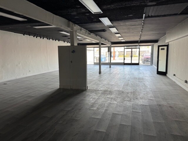 More Photos Of 22516 Ventura Blvd, Woodland Hills Freestanding For Lease