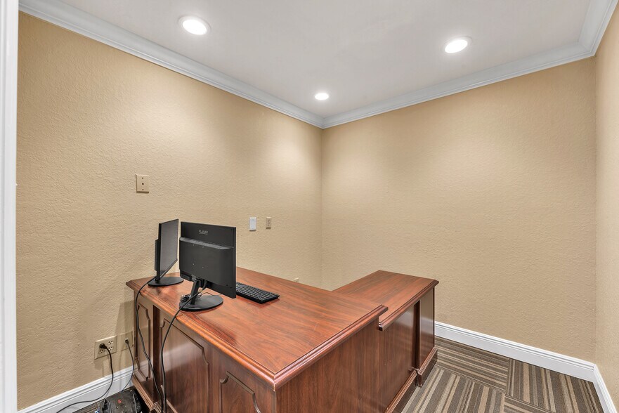 More Photos Of 308 Elizabeth St, Brandon Office For Lease