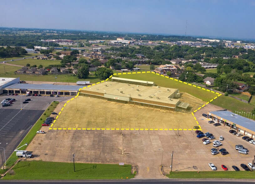 More Photos Of 2202 S Market St, Brenham Department Store For Sale
