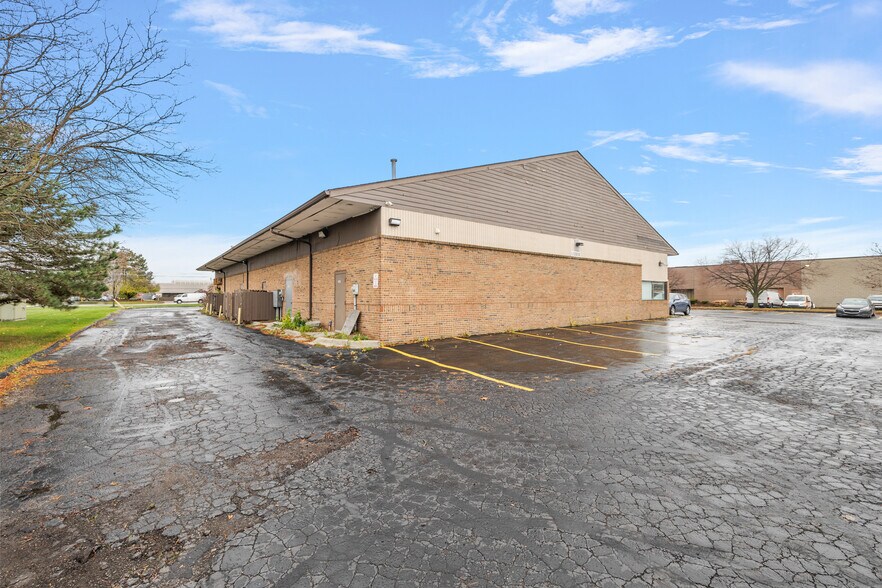 More Photos Of 5625-5655 18 Mile Rd, Sterling Heights Storefront For Sale