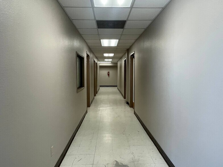 More Photos Of 1305 S Key Ave, Lampasas Office For Sale