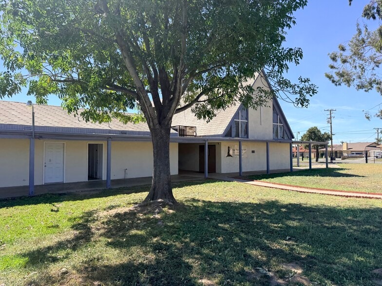 More Photos Of 625 N Eucalyptus Ave, Rialto Religious Facility For Lease