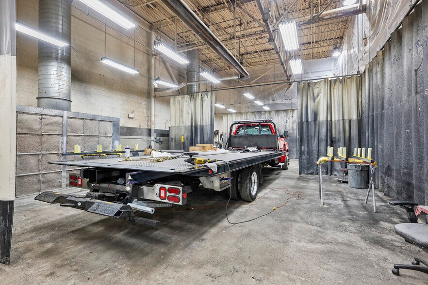 More Photos Of 2727 S Beech Daly Rd, Dearborn Heights Warehouse For Lease