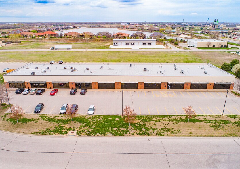 More Photos Of 7330 W 33rd St, Wichita Flex For Lease