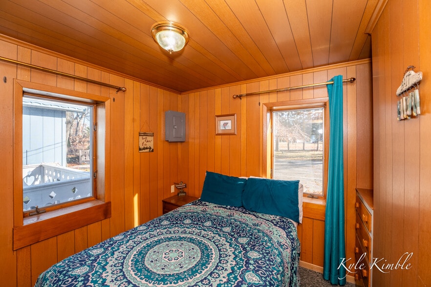 More Photos Of 104 W Houghton Lake Dr, Prudenville Hotel For Sale