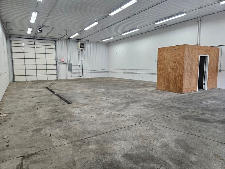 More Photos Of 1299 Leah Rd, Morris Warehouse For Lease