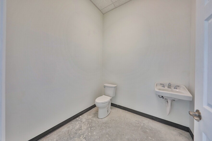 More Photos Of 4350 Independence Dr, Schnecksville Medical For Lease