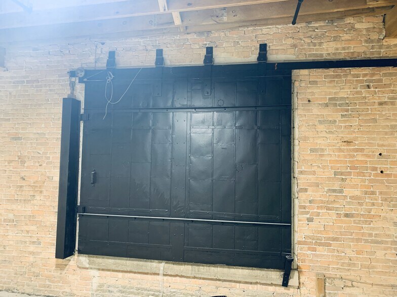 More Photos Of 2145 W Grand Ave, Chicago Showroom For Lease