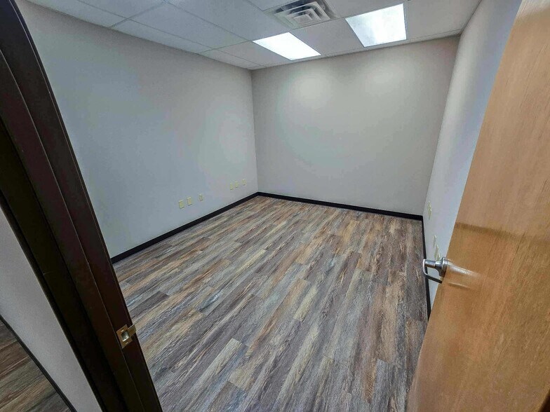 More Photos Of 3135 16th Street Rd, Huntington Office For Lease
