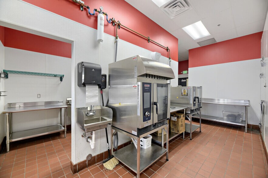 More Photos Of 6200 Leetsdale Dr, Denver Storefront For Lease