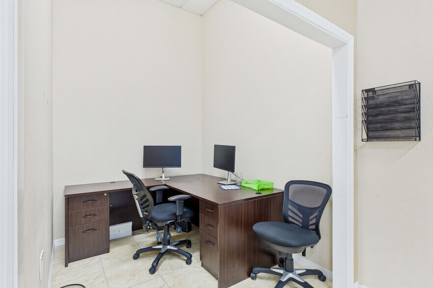 More Photos Of 1010 NE 9th St, Cape Coral Office For Sale