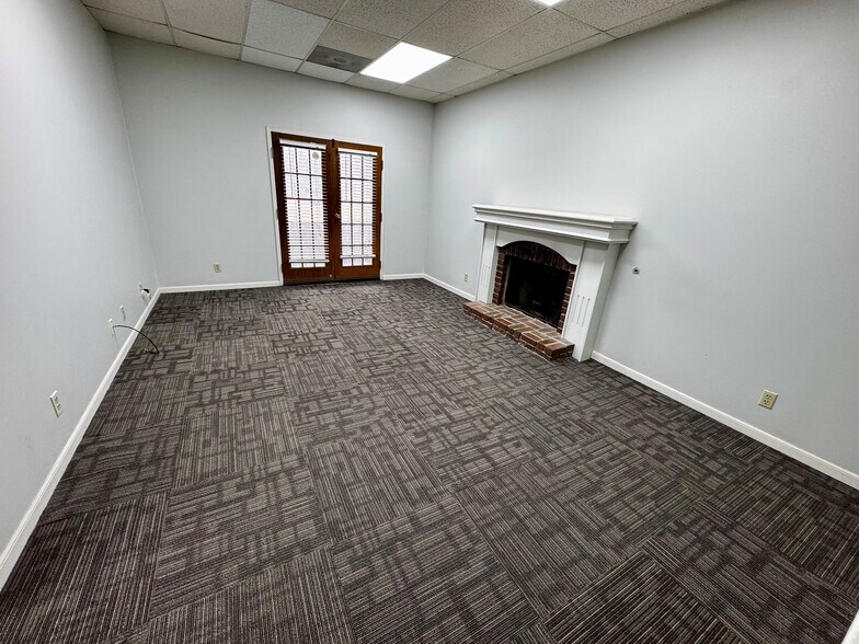 More Photos Of 6800 W 107th St, Overland Park Office For Sale