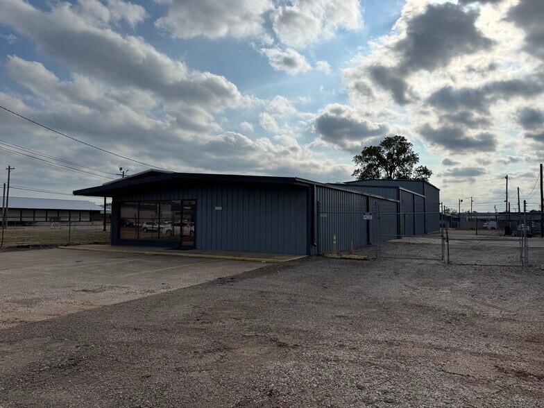 More Photos Of 1117 Joseph St, Shreveport Flex For Lease