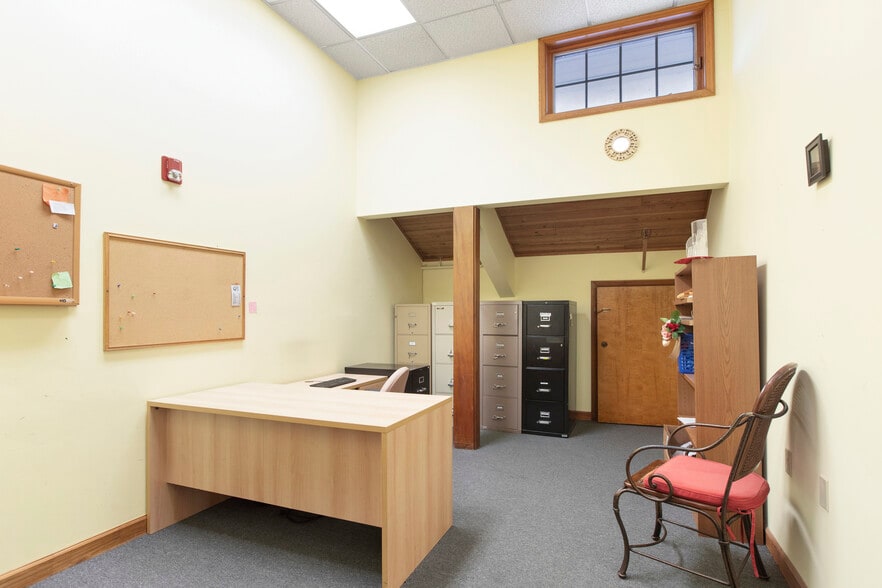 More Photos Of 3808 N Tamiami Trl, Sarasota Medical For Sale