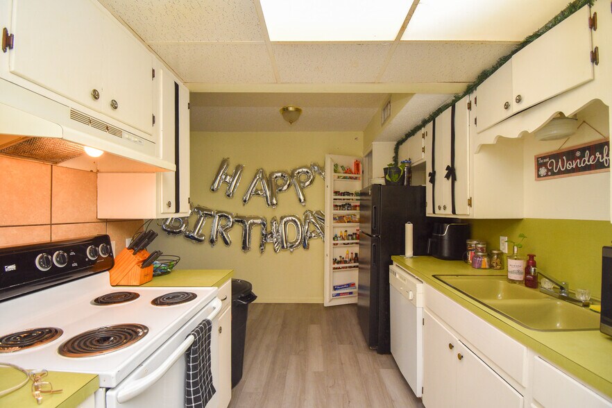 More Photos Of 1805 Rosemary Ave, Victoria Apartments For Sale