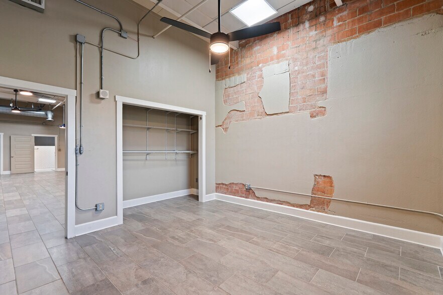 More Photos Of 3363 E Commerce St, San Antonio Unknown For Lease