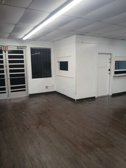 More Photos Of 6111 SRL Thornton Freeway, Dallas General Retail For Lease