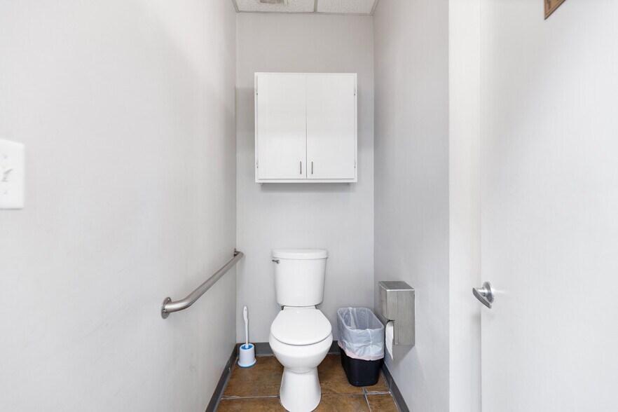 More Photos Of 5676 W Skelly Dr, Tulsa Medical For Sale