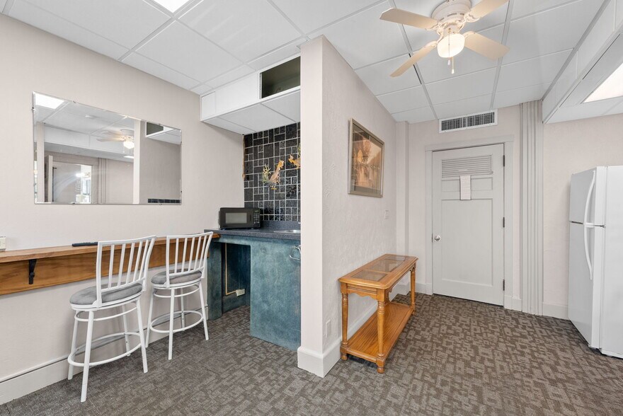 More Photos Of 36 W 4th St, Dubuque Hotel For Sale