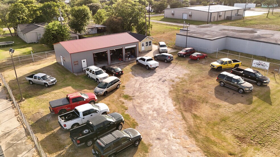 More Photos Of 209 S Gulf Blvd, Freeport Flex For Sale
