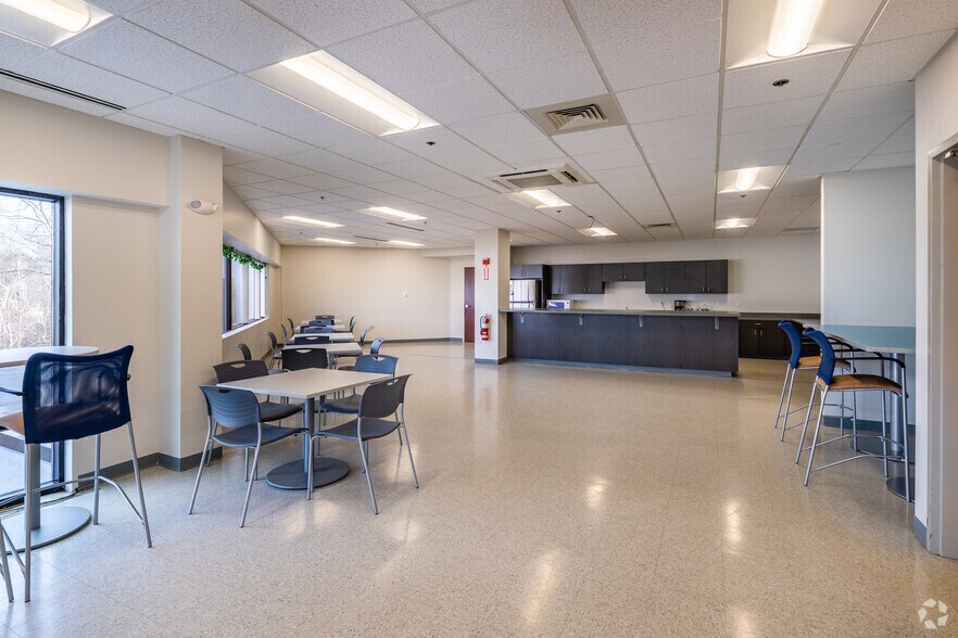 More Photos Of 118 Turnpike Rd, Southborough Office For Lease