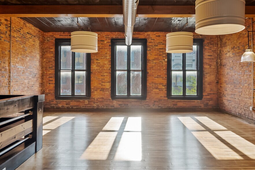 More Photos Of 33 N Sandusky St, Delaware Storefront Retail Office For Lease