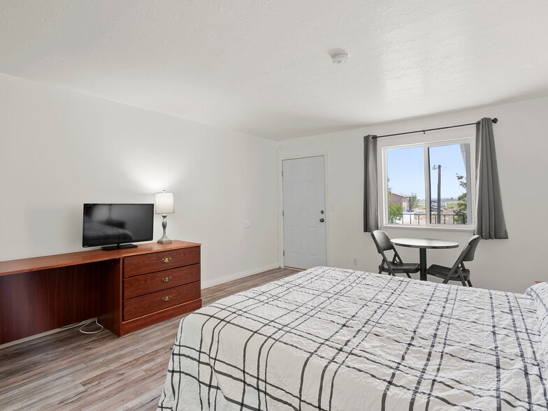 More Photos Of 307 S Main St, Huntington Hotel For Sale