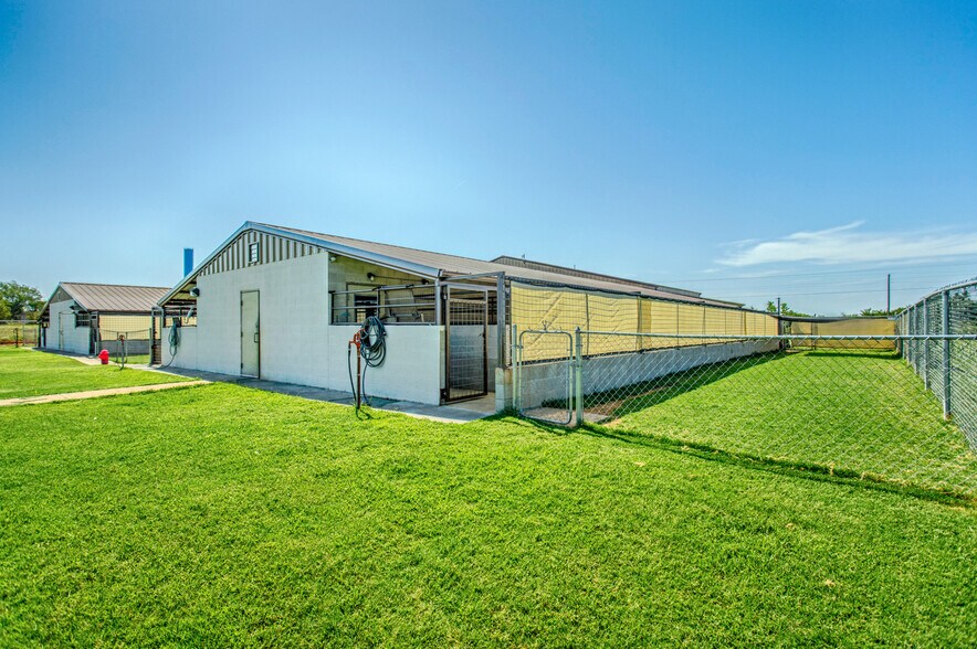 More Photos Of 39812 Hazel Dell Rd, Shawnee Veterinarian Kennel For Sale