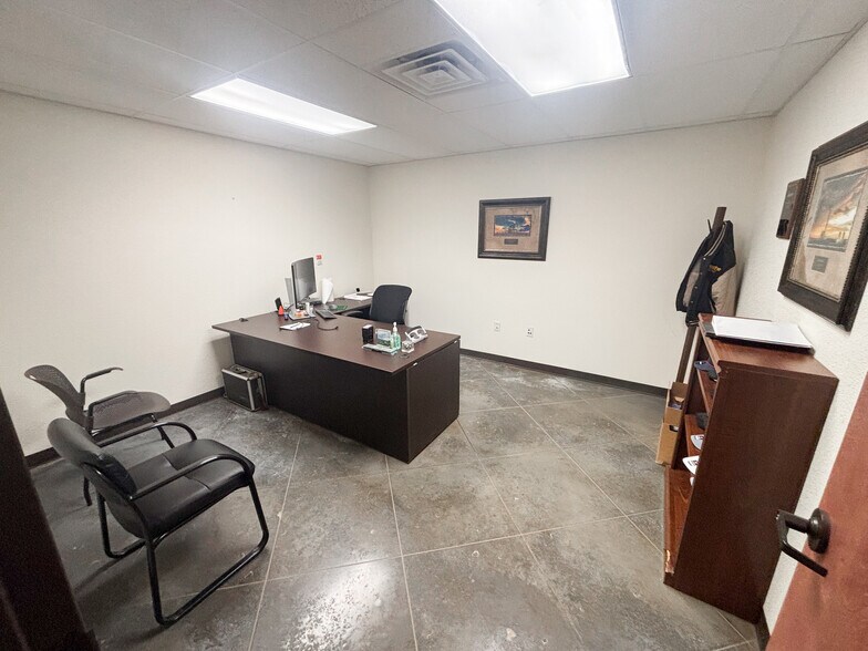 More Photos Of 9218 S Service Rd, Big Spring Office For Sale
