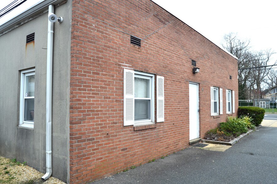 More Photos Of 117-123 E County Line Rd, Lakewood General Retail For Sale