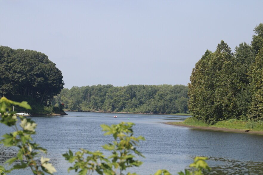 More Photos Of 674 Main St, Portland Marina For Sale