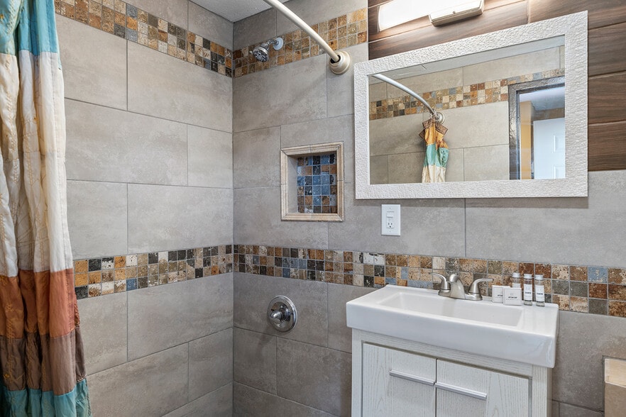 More Photos Of 3811 W Chestnut Expy, Springfield Hotel For Sale
