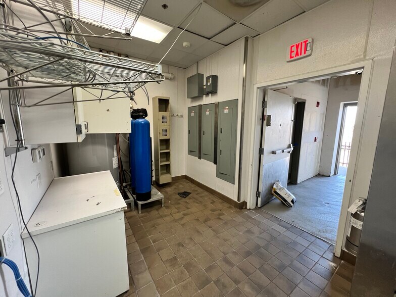 More Photos Of 14025 W Colfax Dr, Lakewood Freestanding For Lease