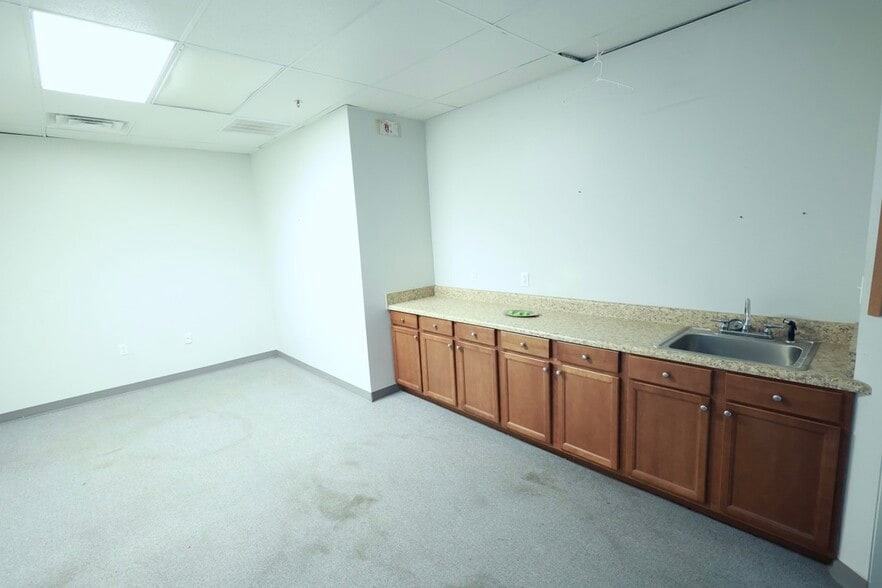 More Photos Of 241 S Park St, Tupelo Unknown For Lease