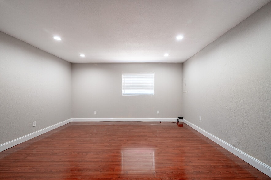 More Photos Of 5105 Memorial Hwy, Tampa Office Residential For Lease