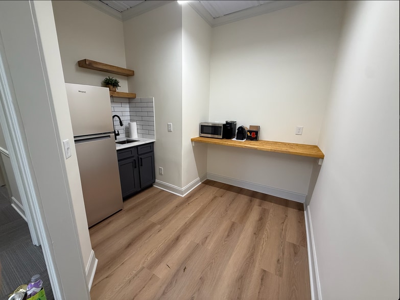 More Photos Of 5064 Roswell Rd, Atlanta Office Residential For Sale