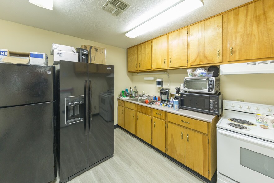 More Photos Of 1103 Center St, Pasadena Warehouse For Sale