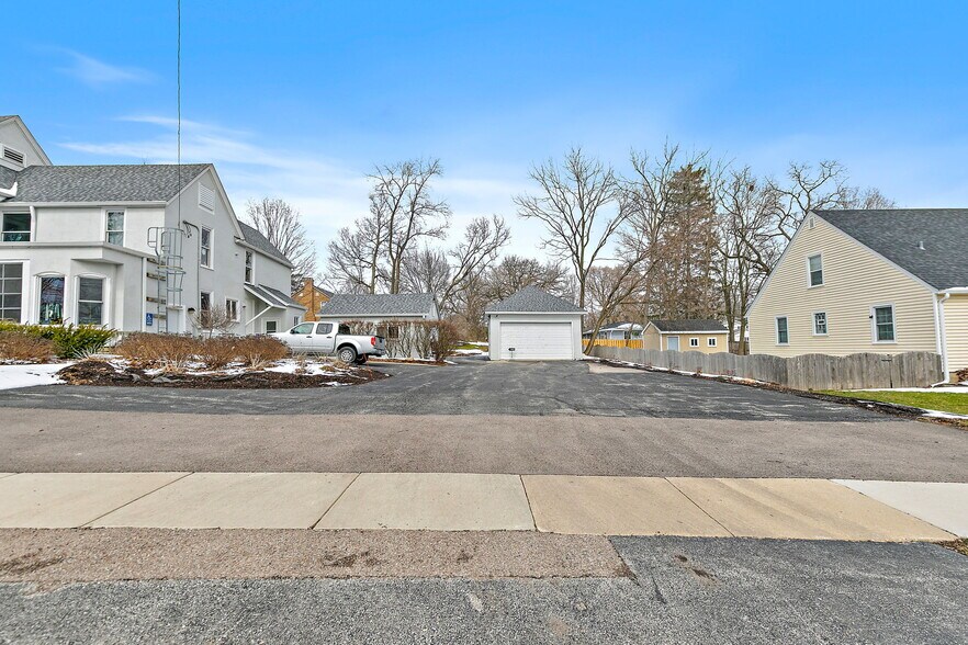 More Photos Of 303 N Main St, Elburn General Retail For Sale