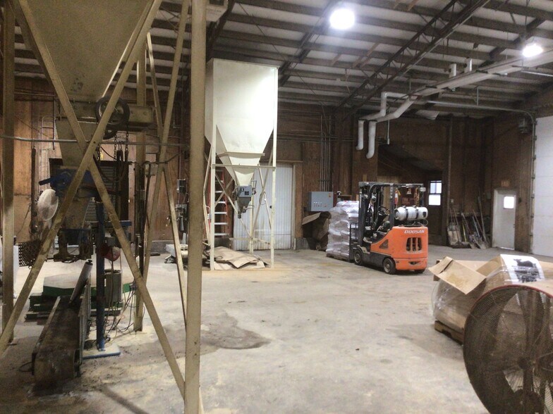 More Photos Of 130 E 11th St, Monticello Specialty For Sale