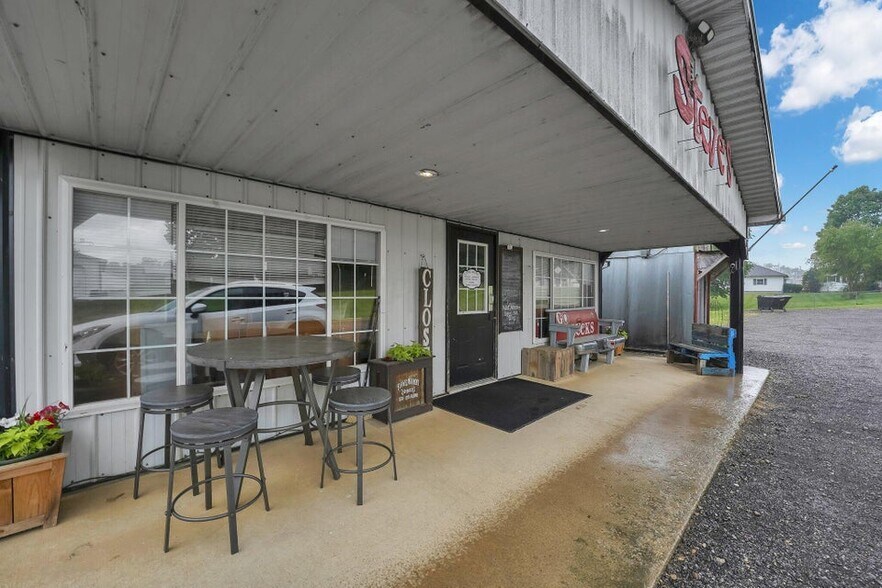 More Photos Of 11850 Walnut St, Adelphi Restaurant For Sale