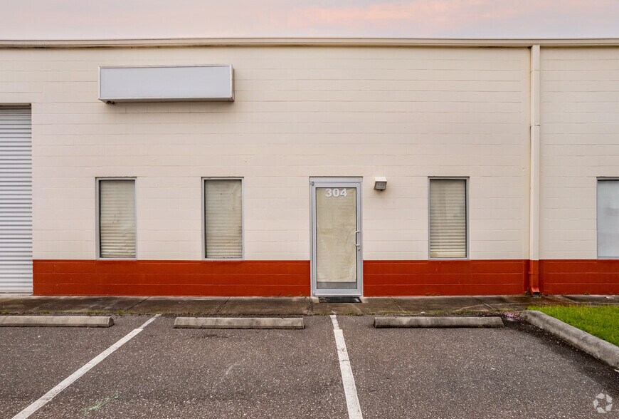 More Photos Of 13355 Belcher Rd, Largo Warehouse For Lease